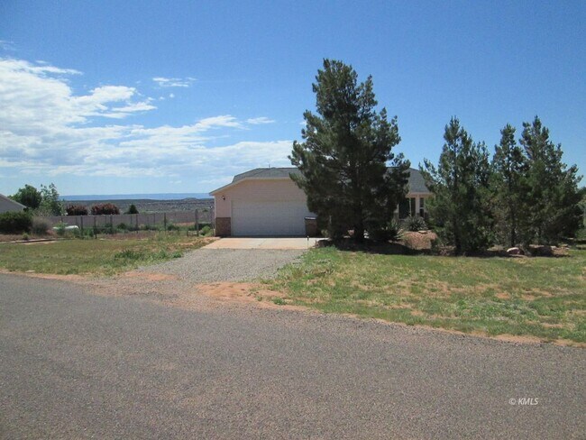 Building Photo - 977 W Navajo Dr