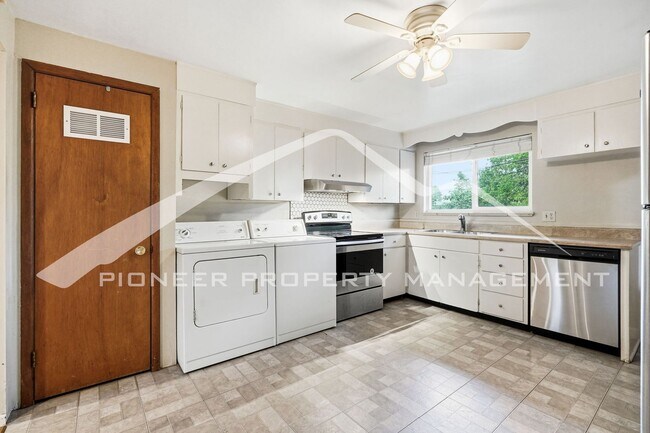 Foto del edificio - Charming Duplex with Washer/Dryer and Fenced Yard