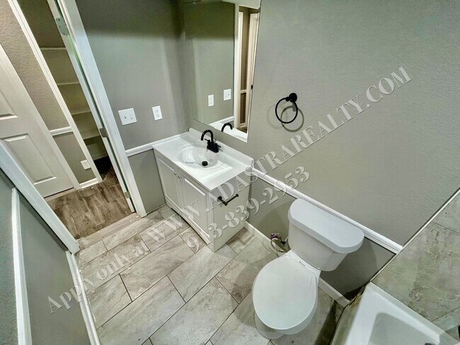 Building Photo - Nice Updated 3 Bed, 1 Bath in KCK-Availabl...