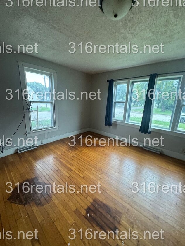 Building Photo - $1025 - 3 Bed 1 Bath - Single Family Home