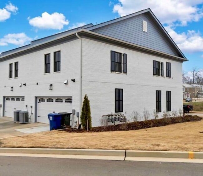 Foto del edificio - Located in Town Madison-Luxury Living