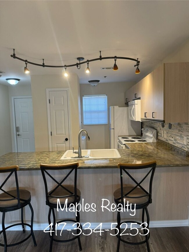 Building Photo - 1 BEDROOM / 1 BATHROOM GARDEN LEVEL CONDO