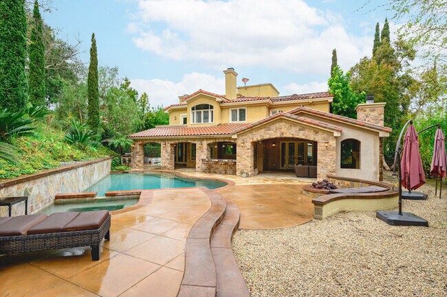 Foto del edificio - Elegant 5BR Furnished Estate with Pool & G...