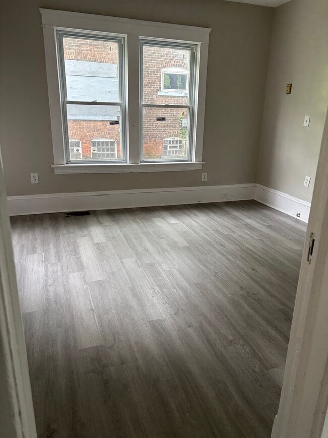 Building Photo - Section 8 & Eden Welcomed! 3 Bedroom home ...