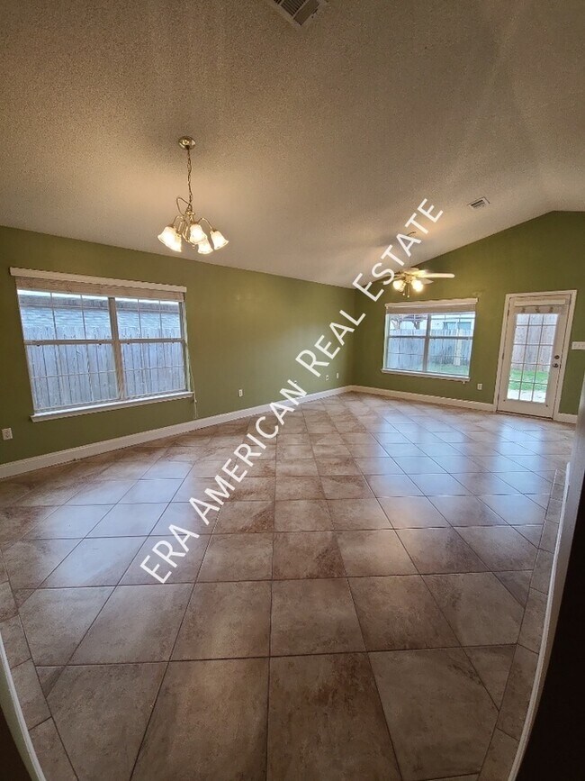 Building Photo - Emerald Village Home
