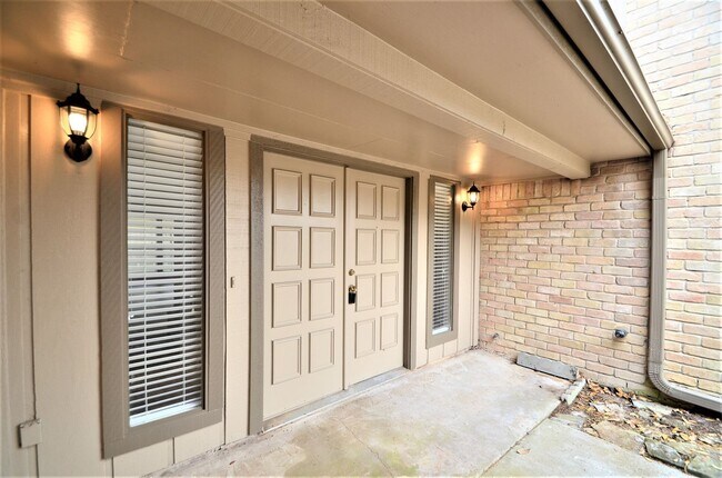 Building Photo - Contemporary, Updated 1-Story in Bear Cree...