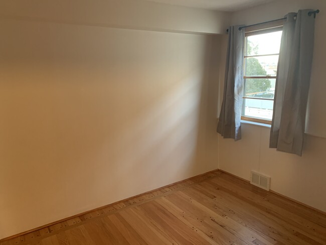 second bedroom - 829 Lathrop Ave