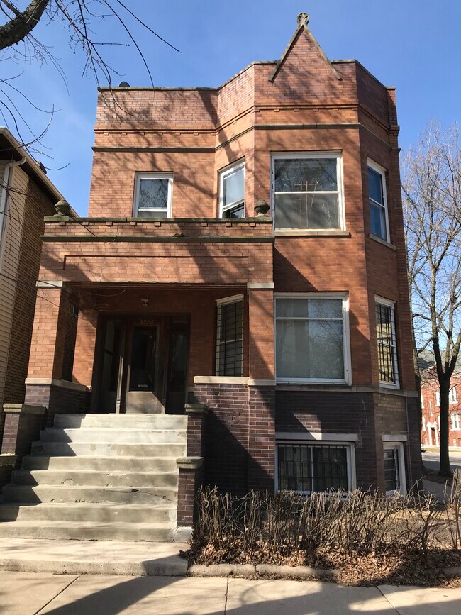 Foto del edificio - 3705 W Belden Ave