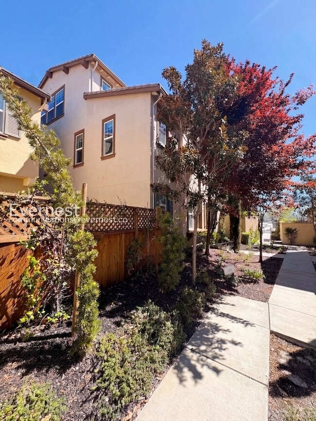 Building Photo - 3206 Vittoria Loop