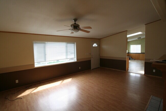 Foto del edificio - 3 bed 2 bath home with fireplace