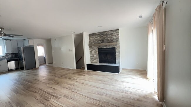 Building Photo - Spacious 2-Bedroom Condo!