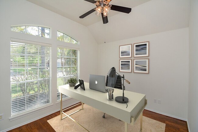 Foto del edificio - 3815 Summerfield Dr
