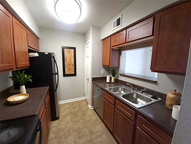 Foto del edificio - 8100 Creekbend Dr