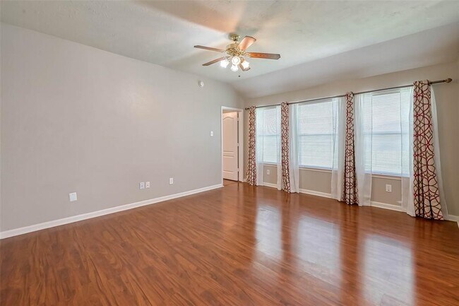 Foto del edificio - 419 Arbor Green Ln