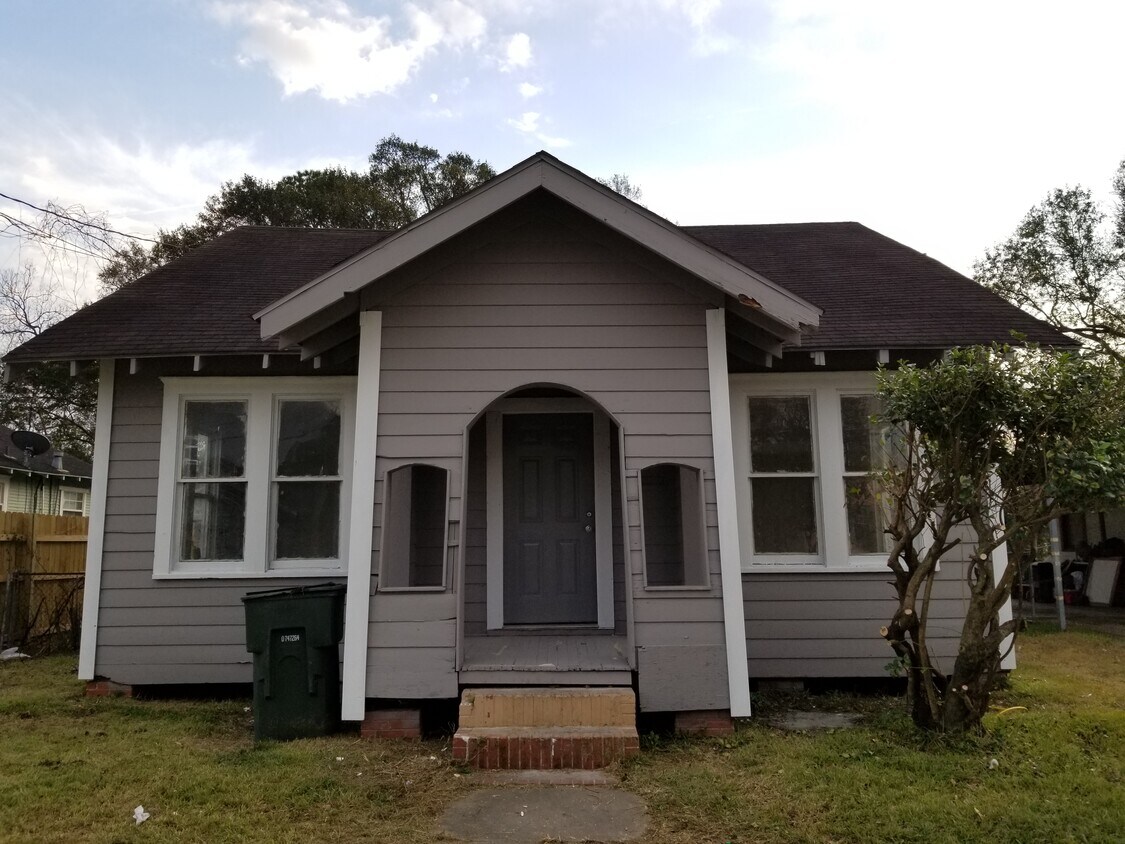 Primary Photo - 160 E Elgie St
