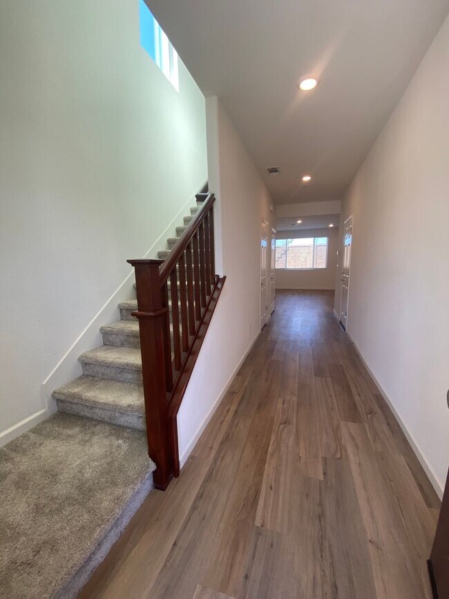 Building Photo - Gorgeous Like Low Maintenance 4 Bedroom wi...