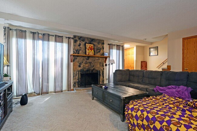 Foto del edificio - Spacious 2-Bedroom 3-Bathroom Townhome in ...