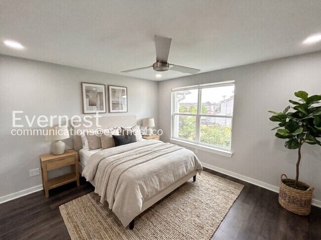 Foto del edificio - Limited Time Special Offer / 2 Bed/2.5 Bath Townhome with Off-Street Parking / Pet-Friendly / Ava...