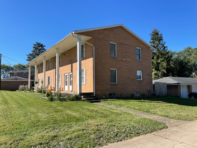 Side building view - 8451 Pleasantwood Ave NW