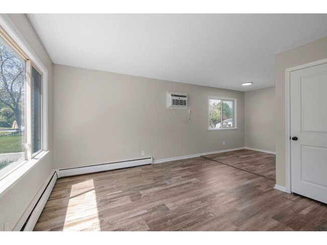 Building Photo - "Modern 2 Bed Apartment in Mounds View - P...