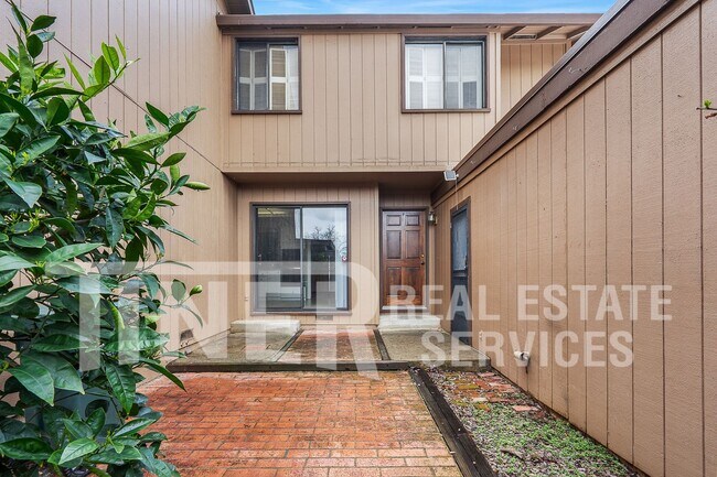 Foto del edificio - 8704 Bluff Ln