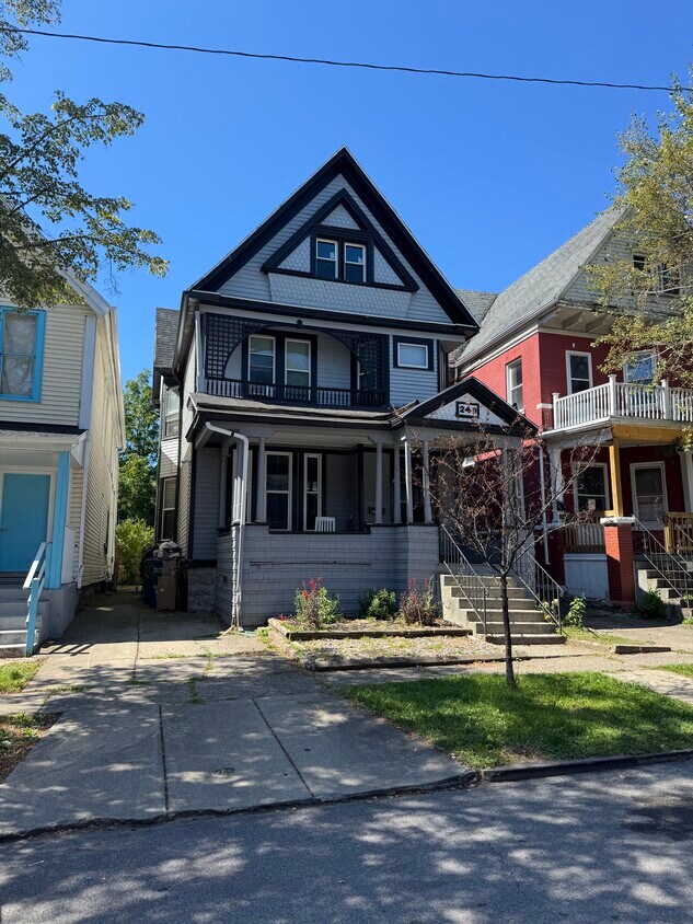 Foto principal - 240 West Ave