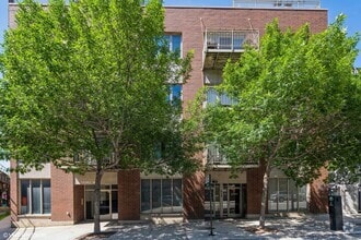 Building Photo - 912 W Chicago Ave