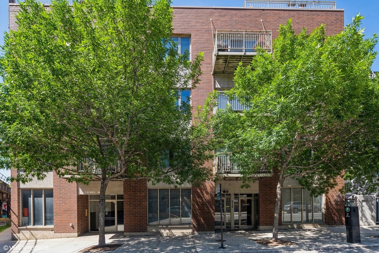 Primary Photo - 912 W Chicago Ave