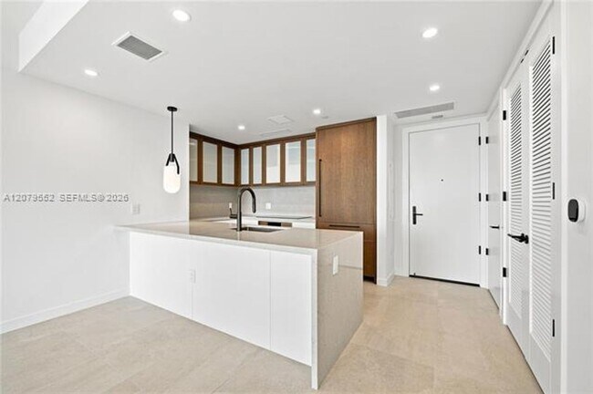 Building Photo - 2200 Brickell Ave