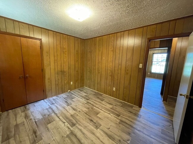 Building Photo - 2 bedroom 1 bath duplex available