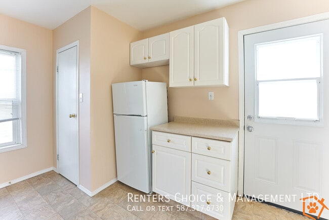 Building Photo - Pet Friendly Top Floor Apartment Near Down...