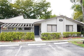 Building Photo - 453 Lakeview Dr