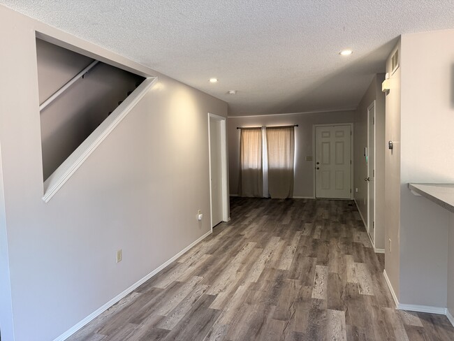 Building Photo - 1325 W Nottingham Cir