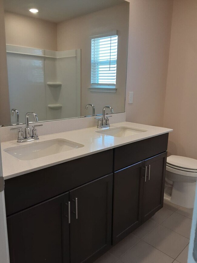 Foto del edificio - Don't miss out on this beautiful 5 Bedroom...