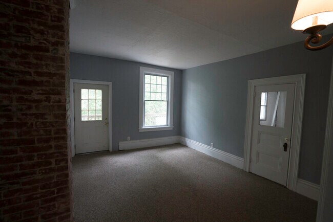 Building Photo - 658 Maple Ln