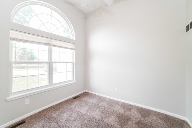 Building Photo - 117 E Foxwood Dr