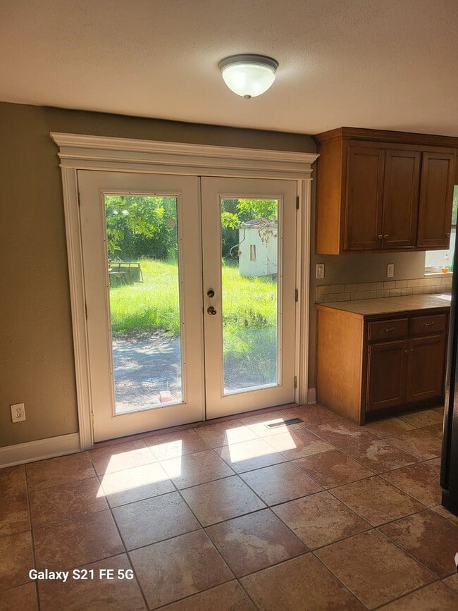 Building Photo - 3 Bedroom, 2 bath house