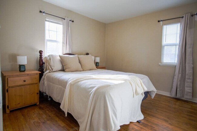 Building Photo - Oakley Fourplex