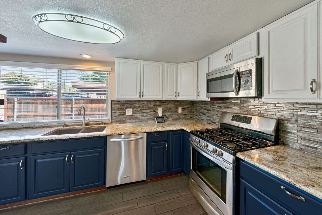 Foto principal - Beautifully Updated 3-Bed Townhome in Carm...