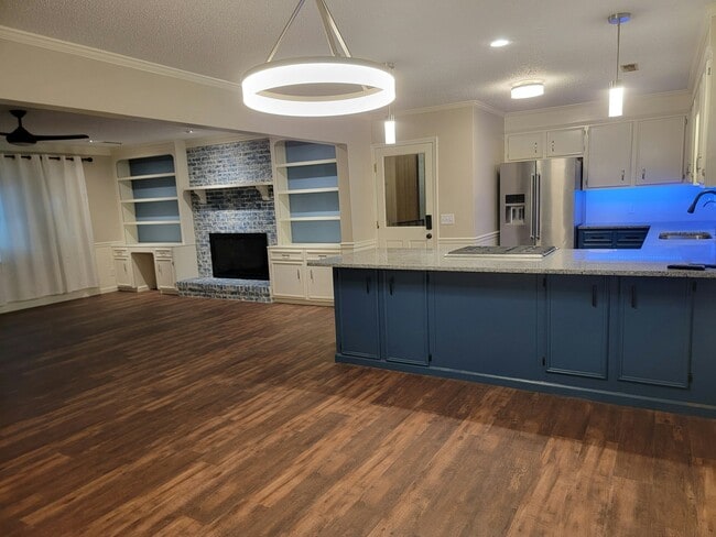 Foto del edificio - 741 Longwood Dr