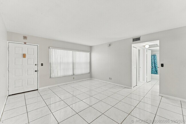 Foto del edificio - 3668 N University Dr