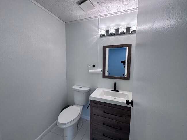 Building Photo - 2047 Woodtrail Dr