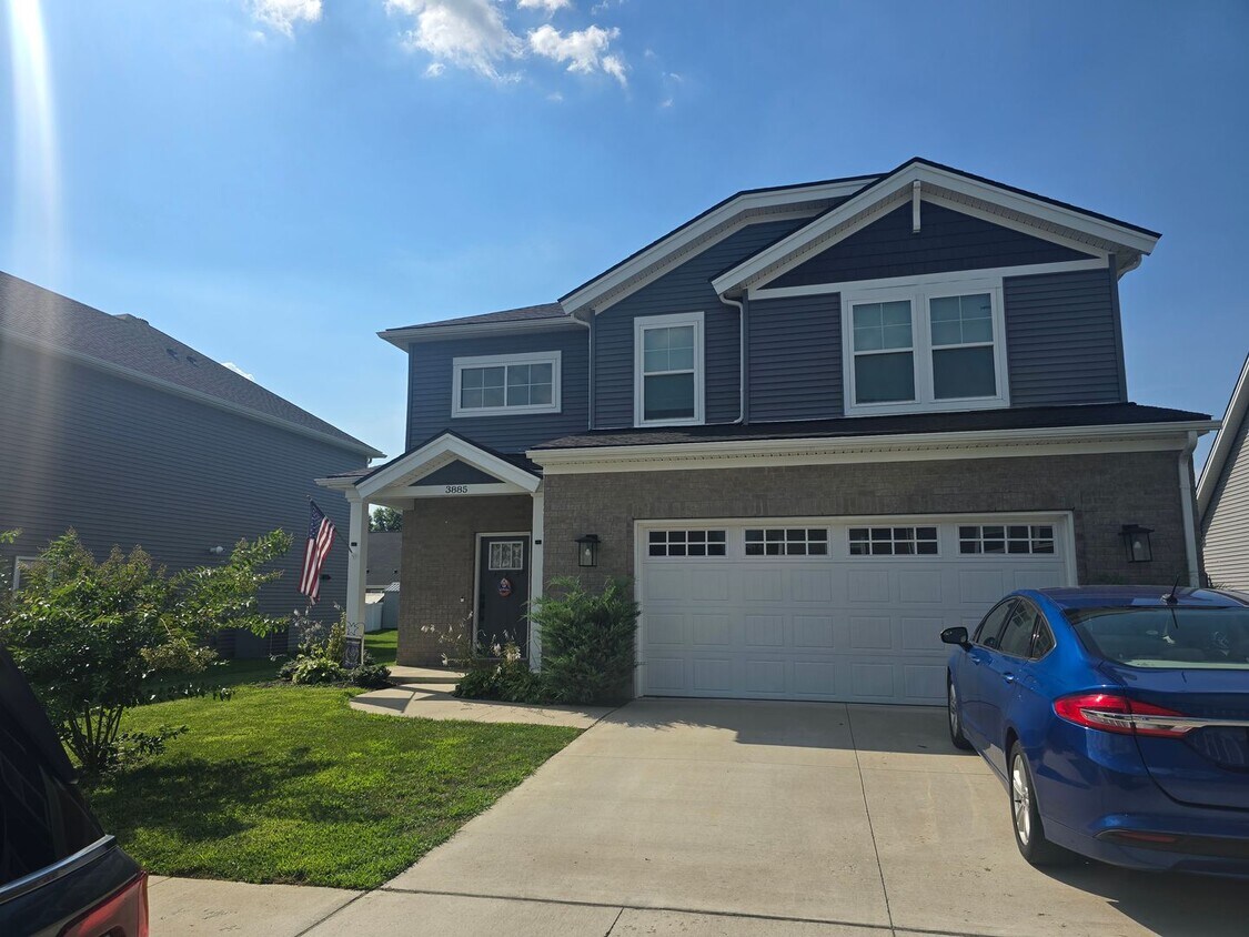 Foto principal - 3 Bed, 2.5 Bath Home in a Great Neighborhood!