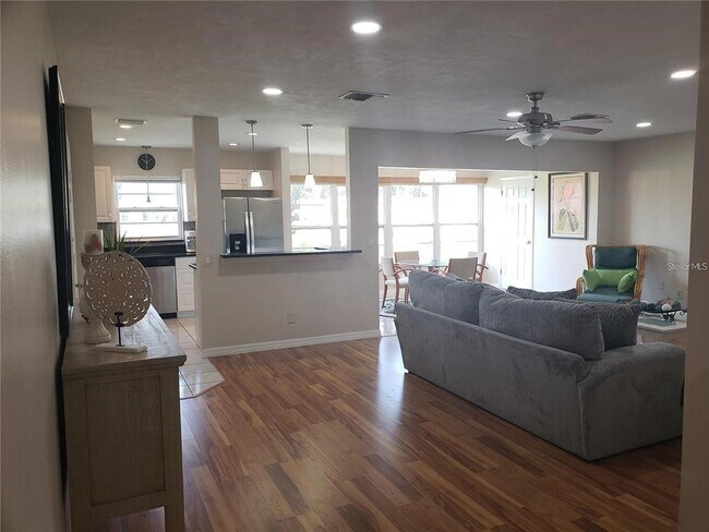 Foto del edificio - 206 Cedarwood Cir