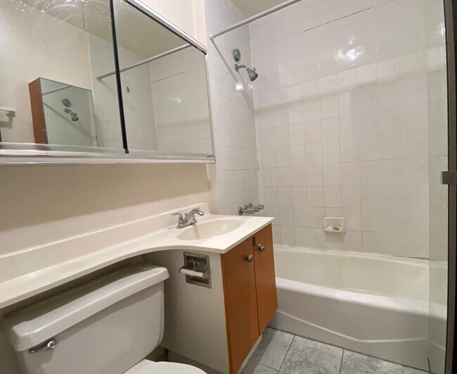Building Photo - 15 W 73rd St