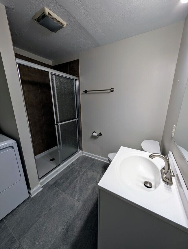 Building Photo - Large 3 Bedroom on a quiet street with Off Street Parking