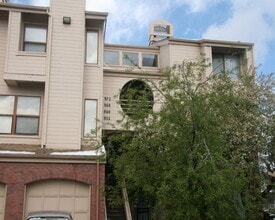 Building Photo - 960 Acapulco Ct