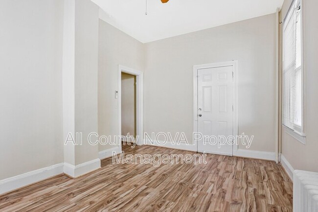 Building Photo - 305 9th St