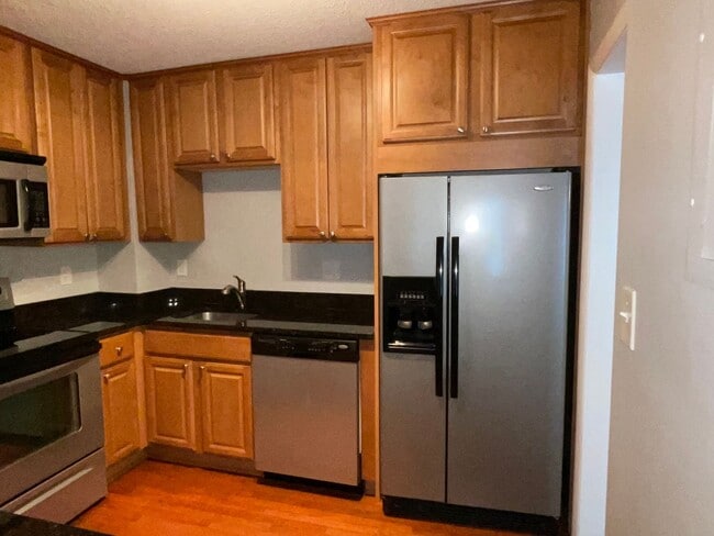 Building Photo - Large 2BR 2BA 7th floor condo facing the g...