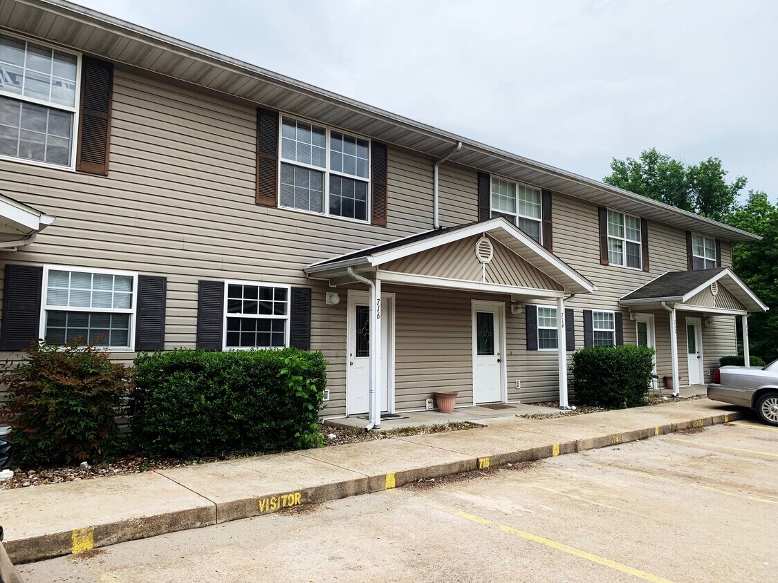 718 Hillside Dr, Waynesville, MO 65583 Townhouse for Rent in Waynesville, MO